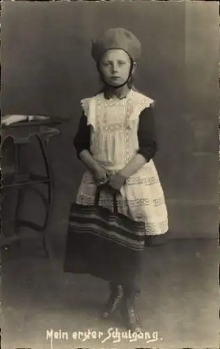 Foto Ak Einschulung, Mädchen in weißer Schürze, Mein erster Schulgang