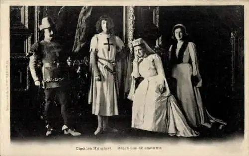 Ak Menschen in Theaterkostümen, Theater, Schauspieler