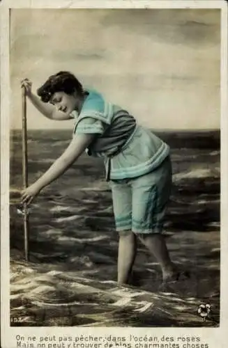 Ak Frau am Strand, Bademode