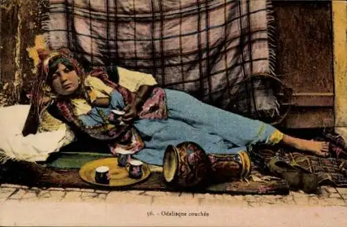 Ak liegende Odaliske in Tracht