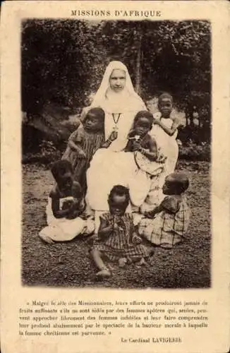 Ak Ordensschwester der Mission mit einheimischen Kleinkindern