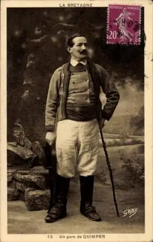 Ak Quimper Finistère, Mann in traditioneller bretonischer Tracht mit Stock und Hut.