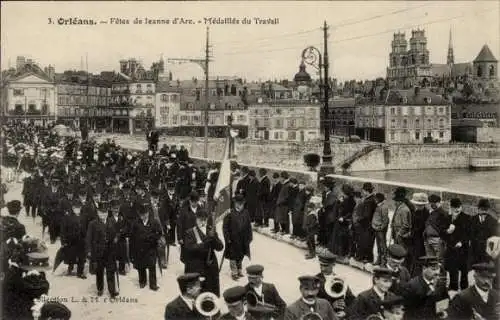 Ak Orléans Loiret, Fêtes de Jeanne d'Arc, Menschenmenge, Brücke,  Gebäude