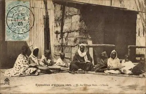 Ak Orléans Loiret, Exposition d'Orléans 1905, Au Village Noir, L'Ecole, Personen in traditionelle