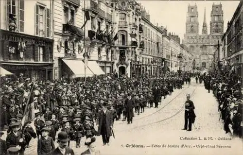Ak Orléans Loiret, Fanfarenzug, Menschenmenge, Strasse,  Feier, Jeanne d'Arc