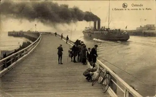 Ak Oostende Ostende Westflandern, Hafenansicht, Dampfschiff, Fischer, Holzgasse, Personen auf der