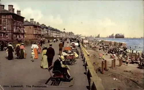 Ak Lowestoft Suffolk England, Strandpromenade, Spaziergänger, Strandbesucher,  Atmosphäre