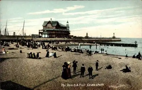 Ak Lowestoft Suffolk England, Strand und Pier, viele Menschen am Strand,  Architektur