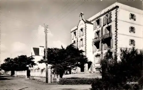 Ak Penthièvre Saint Pierre Quiberon Morbihan, Hôtel des Deux Mors, La Cigogne, baumbedeckte Straß