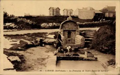 Ak Larmor Morbihan, Springbrunnen, Frau mit Wasserkrug, Natur, ländliche Umgebung