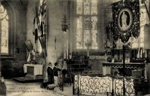 Ak Le Faouët Morbihan, Innenansicht der Kirche Sainte-Barbe, zwei kniende Personen, Kirchenbanner