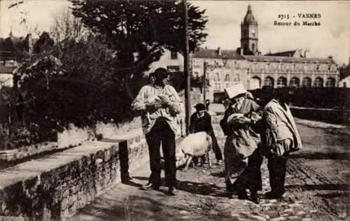 Ak Vannes Morbihan, Rückkehr vom Markt, Szenen mit Menschen und Schwein,  Gebäude im Hintergrund