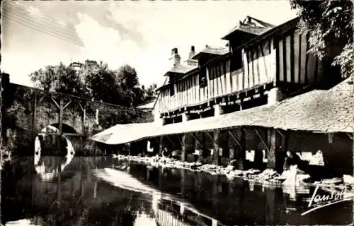 Ak Vannes Morbihan, Historische Gebäude, Wasserlauf, Reflektionen im Wasser, idyllische Landschaf