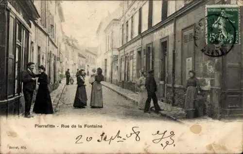 Ak Pierrefitte Seine Saint Denis, Straße mit Häusern, Menschen in n Kleidern, postale Prägung, fr