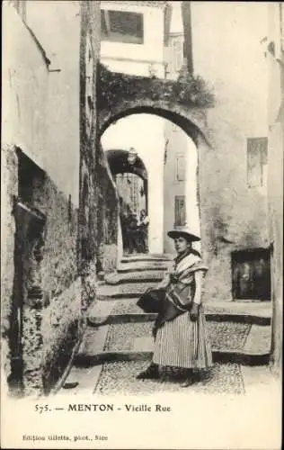 Ak Menton Alpes Maritimes, Straße, Frau in traditioneller Kleidung,  Architektur