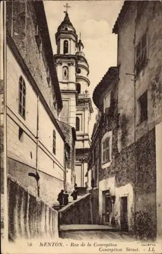 Ak Menton Alpes Maritimes, Gasse mit n Gebäuden, Kirche im Hintergrund, hübsche Altstadt
