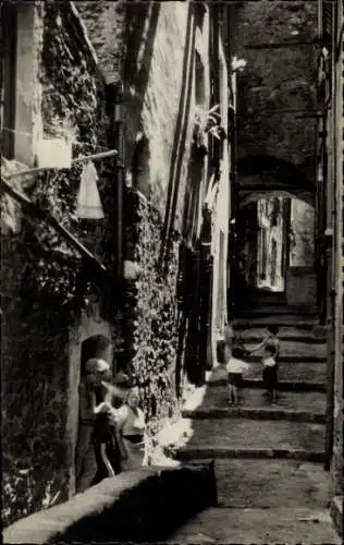 Ak Menton Alpes Maritimes, Engpass in der Altstadt, Kinder spielen, Pflanzen an den Wänden