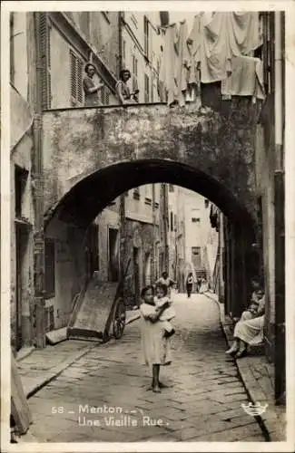 Ak Menton Alpes Maritimes, Eine alte Gasse, Menschen, Wäsche hängt, Straße mit Plätzen