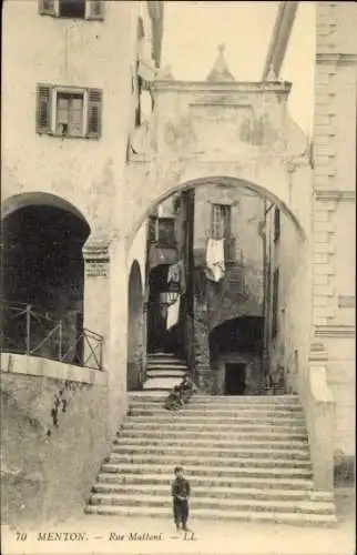 Ak Menton Alpes Maritimes, Stufen, Bogen, alte Gebäude, Wäsche hängt, Straße