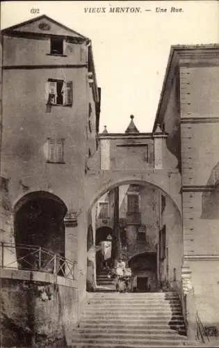 Ak Menton Alpes Maritimes, Vieux  Eine Straße,  Architektur, schwarz-weiß