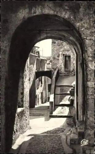 Ak Menton Alpes Maritimes, Schmaler Durchgang, alte Gebäude, Kopfsteinpflaster, schwarz-weiß