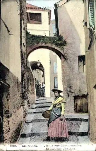 Ak Menton Alpes Maritimes, Frau in traditioneller Kleidung, alte Gasse, Treppe,  Umgebung