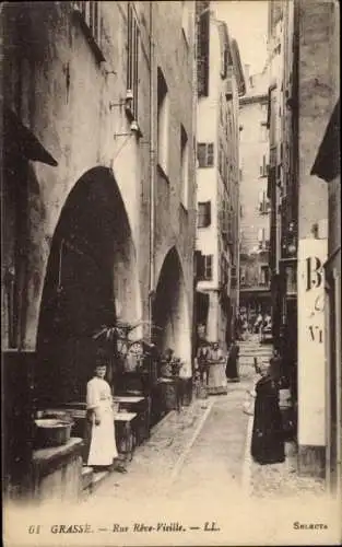 Ak Grasse Alpes Maritimes, Enge Straße mit Gebäuden und Bürgersteig, Personen in traditioneller K