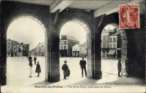 Ak Neuville-de-Poitou Vienne, Vue de la Place, prise sous les Halles