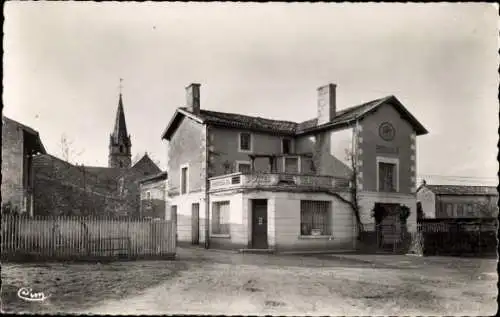 Ak Rouillé Vienne, Gebäude mit Schildern, Kirche im Hintergrund,  
