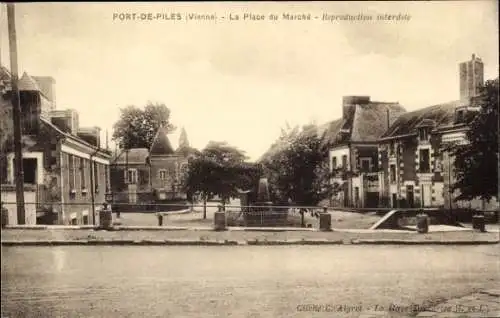 Ak Port-de-Piles Vienne, La Place du Marche