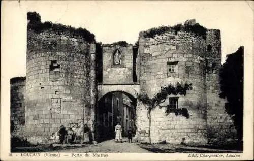 Ak Loudun Vienne, Porte du Martray, Stadtmauer, ein Mensch