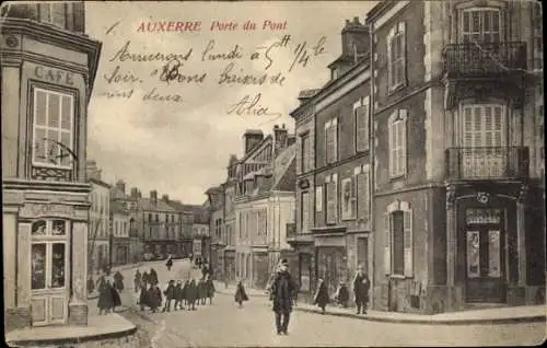 Ak Auxerre Yonne, Porte du Pont, Straßenansicht, Café, Menschen,  Architektur