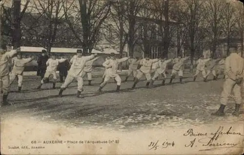 Ak Auxerre Yonne, Soldaten beim Drill, Platz de l'Arquebuse, foto