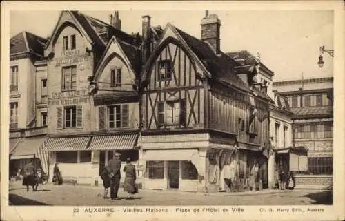 Ak Auxerre Yonne, Alte Häuser, Platz am Hôtel de Ville, Usine Vapeur,  Architektur
