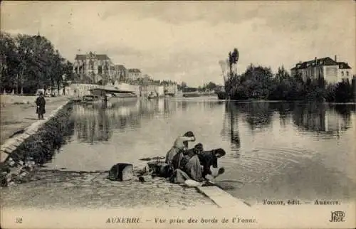 Ak Auxerre Yonne, Blick auf den Fluss Yonne, Menschen am Wasser, Gebäude im Hintergrund