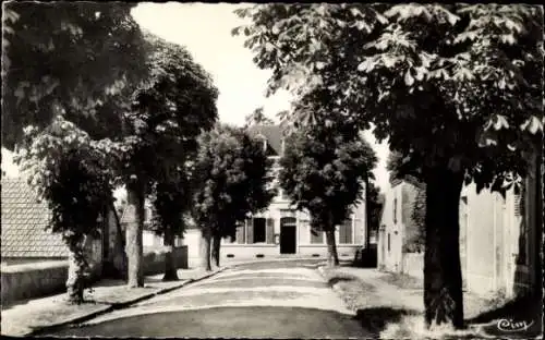 Ak Bézenet Allier, Schlichte Straße, Bäume, Gebäude, Hotel de Ville