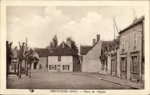 Ak Chevagnes Allier, Historische Straße mit Gebäuden, leere Straße, Platz vor der Kirche