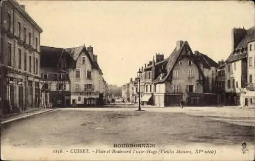 Ak Cusset Allier, Platz und Boulevard Victor-Hugo, alte Häuser, französische Architektur