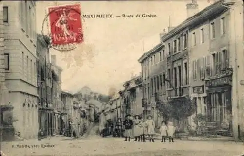 Ak Meximieux Ain, Straße von   Architektur, Menschen auf der Straße, Fotografie