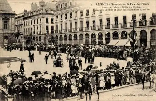 Ak Rennes Ille et Vilaine, Fête des Fleurs, Place du Palais, Défilé, Cavaliers Gaulois, Escholier