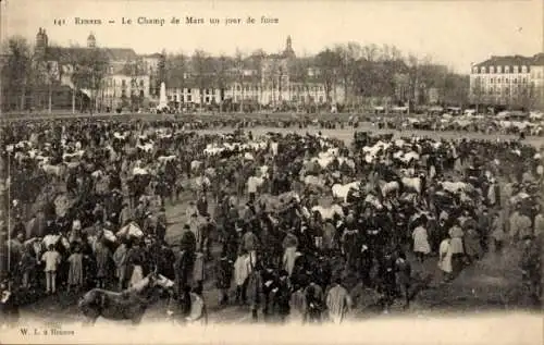 Ak Rennes Ille et Vilaine, Le Champ de Mars, Fuhrwerk, Menschenmenge, Markt