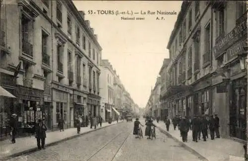 Ak Tours Indre et Loire, Straße mit Häusern, Schienen, Radfahrern, Kleidung aus der Zeit