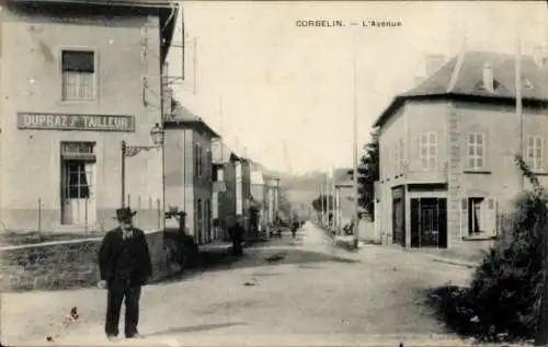 Ak Corbelin Isère, Straße mit Häusern, ein Mann im Hut, Werbeschild für Schneider, ländliche Szen