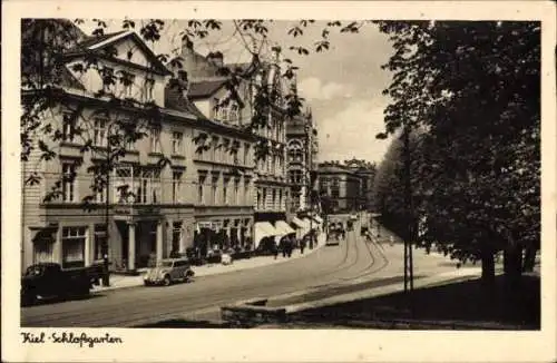 Ak Kiel, Blick auf die Straße, alte Gebäude, Straßenbahn, Autos, Kiefern