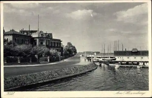 Ak Kiel, Blick auf Straße, Hafen, Gebäude, Segelboote, Wolken