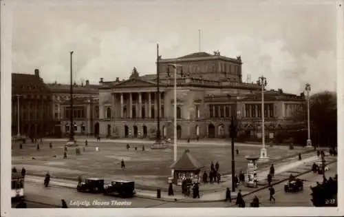 Ak Leipzig, Neues Theater,  Architektur, Menschen auf der Straße, schwarze und weiße Fotografie