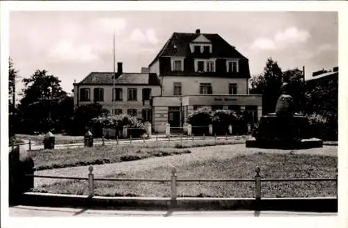 Ak Ostseebad Dahme in Holstein, Hotel Ziegelei, Seitenansicht, Grünflächen, Brunnen