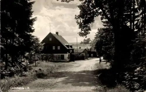 Ak Grünheide in der Mark, Hausansicht, Straße, Bäume, Wolken, Schwarz-Weiß