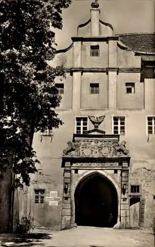 Ak Sonnewalde in der Niederlausitz, Eingang zum Schloss, jetzt Rat der Stadt