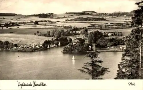 Ak Erlbach im Vogtland, Vogländische Landschaft, Talsperre, Segelboot,  Gebäude, Naturszene